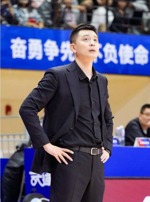 杨鸣身高195cm是真的吗？深度解析其身体素质