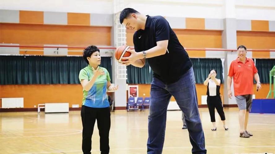 姚明的身高是真是假？2米26的姚明在生活中有多高？