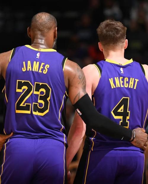 詹姆斯真实身高是多少？官方数据与球迷说法大比拼！