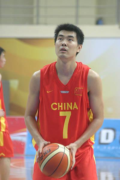 前CBA球星王仕鹏身高究竟多少？球迷热议不断