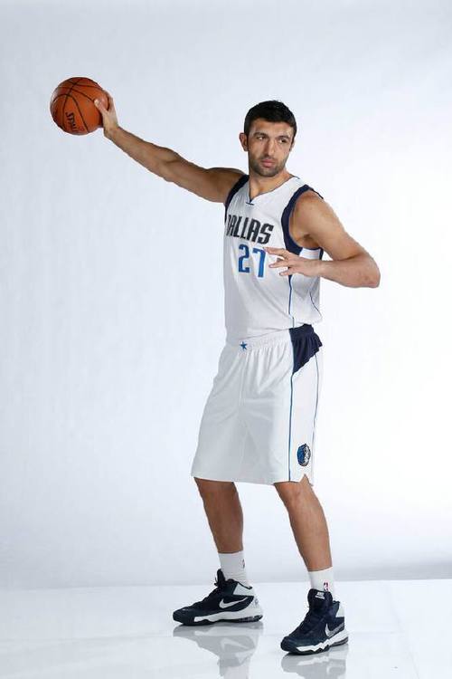 篮球巨星帕楚里亚的球衣号码是多少？