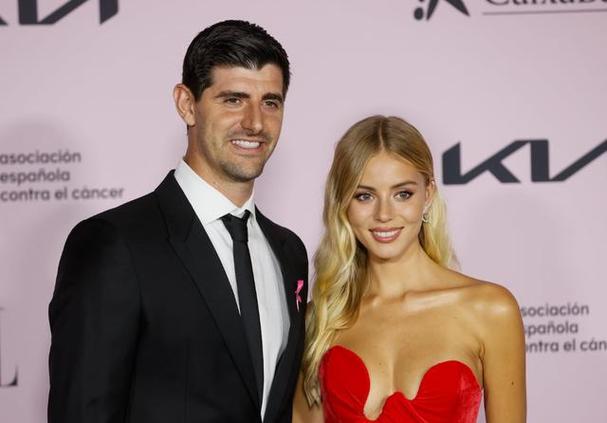 皇马球星库尔图瓦女友米歇尔身高多少?模特身材引关注