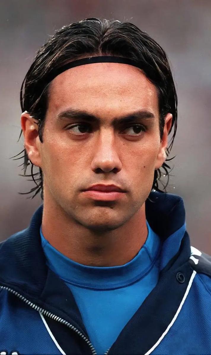 内斯塔的防守水平如何？看看他的巅峰表现