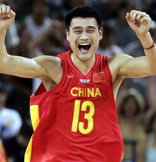 姚明在哪支球队打球？揭秘他辉煌的NBA生涯！