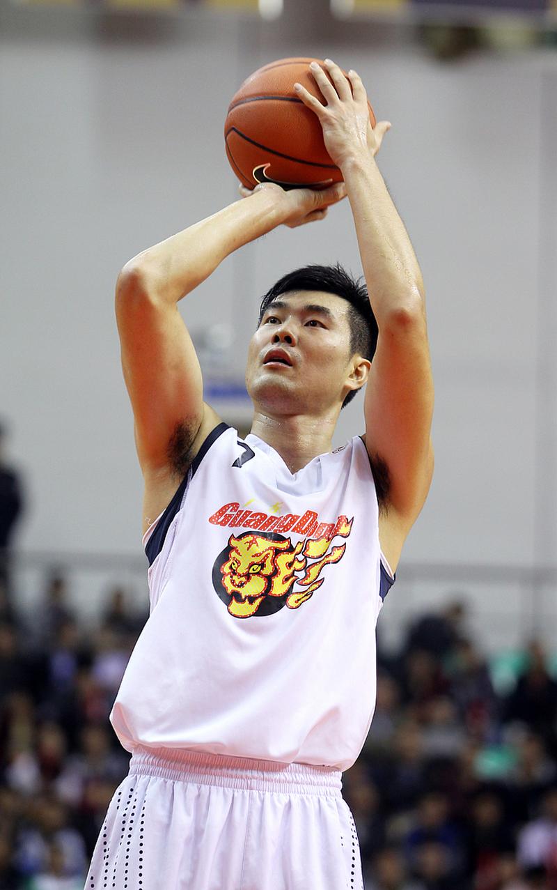 前CBA球星王仕鹏身高究竟多少？球迷热议不断