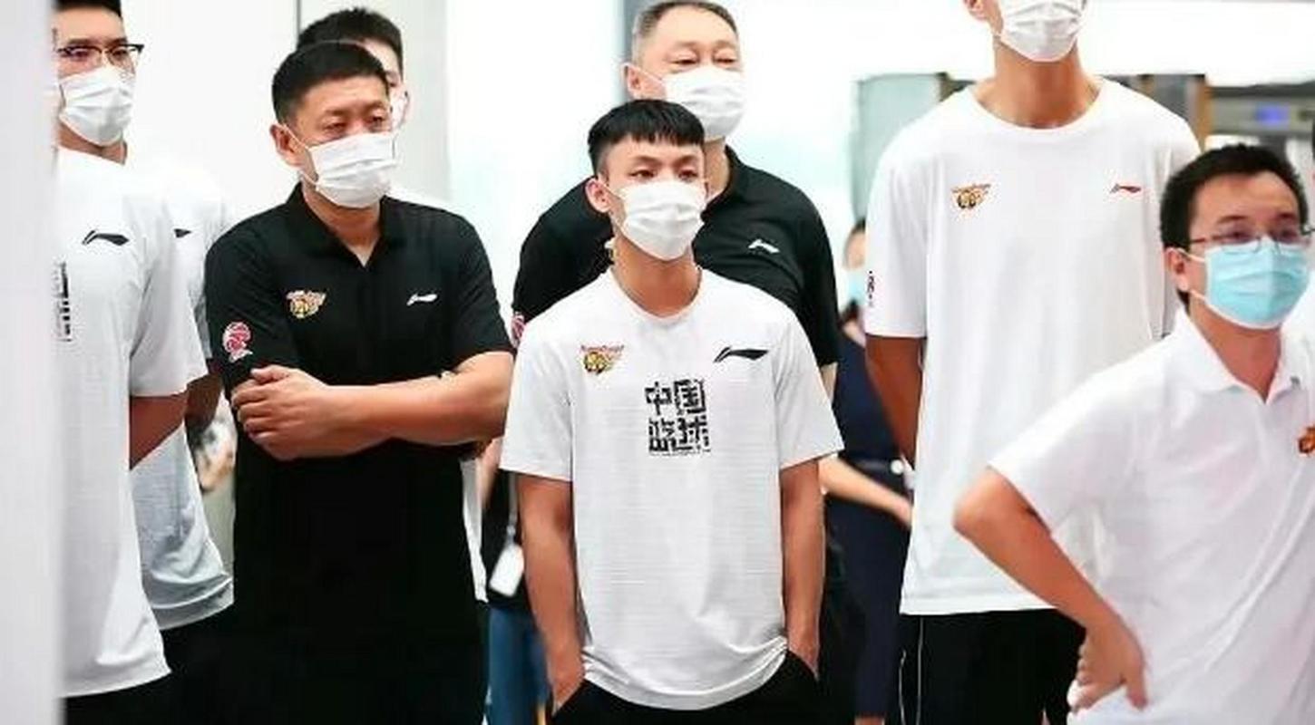 CBA球员徐杰年薪多少？70万年薪引争议，值吗？