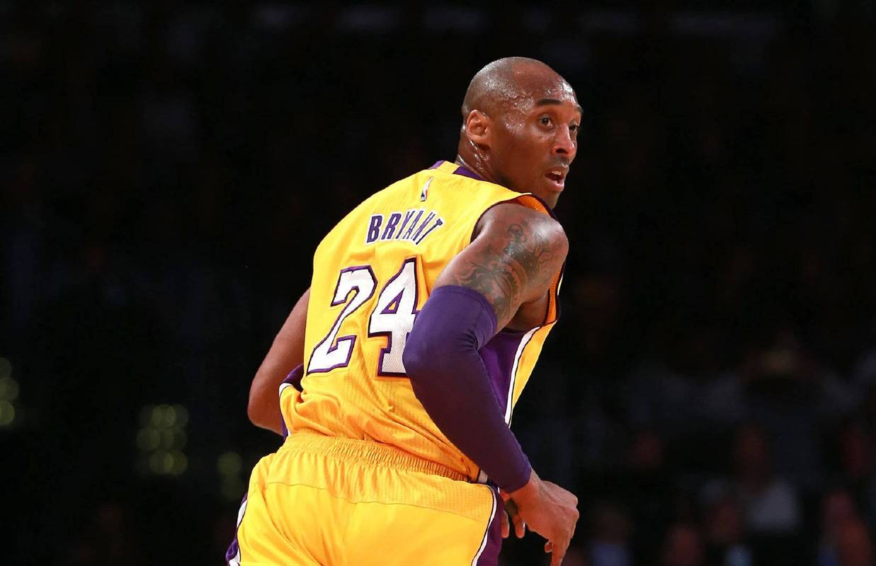 科比复出:重回赛场,球迷热议不断