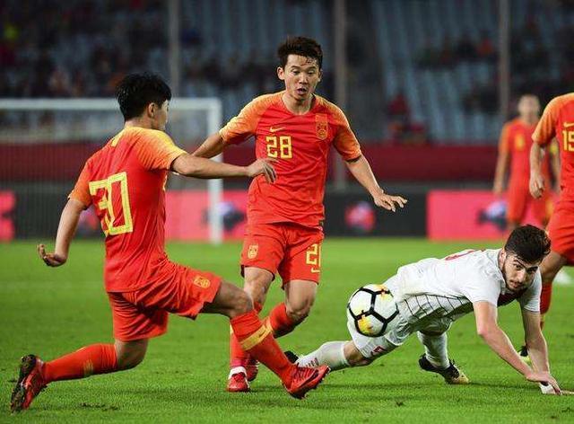 蒿俊闵还是张稀哲？中国足球中场核心之比较分析