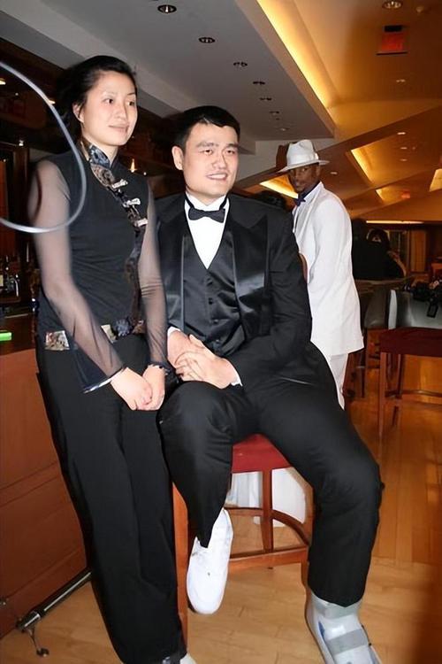 你知道姚明老婆叶莉有多高吗？答案绝对让你吃惊！