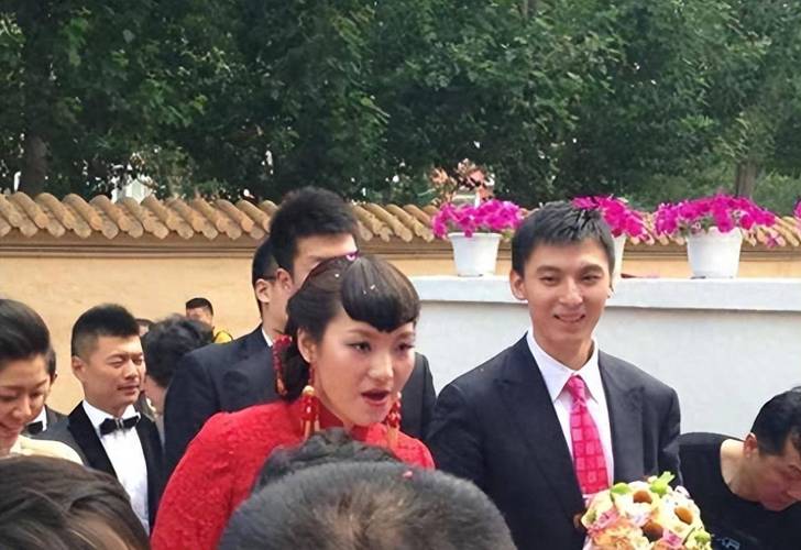 揭秘闵鹿蕾的家庭生活：他的妻子是谁？他们过得怎么样？