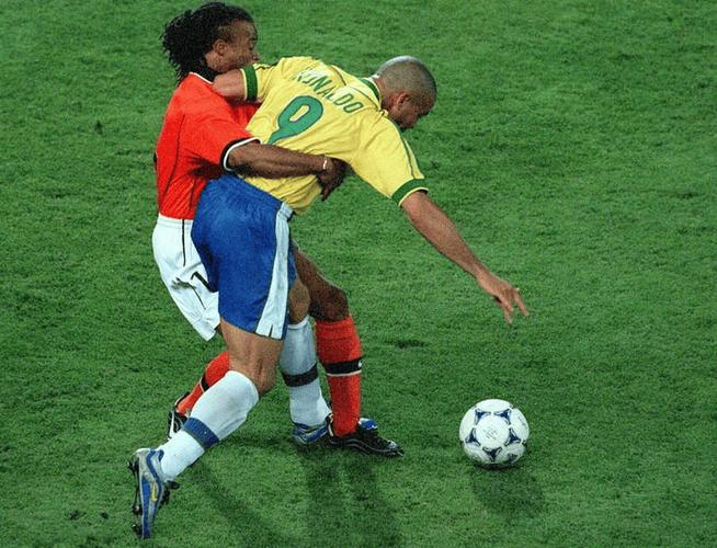 内斯塔的防守水平如何？看看他的巅峰表现