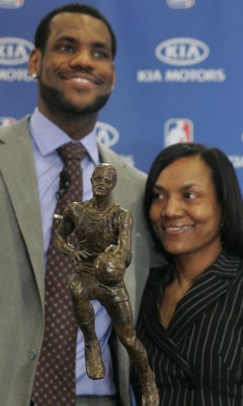 詹皇献母是真的吗？扒一扒詹姆斯母子情的真相