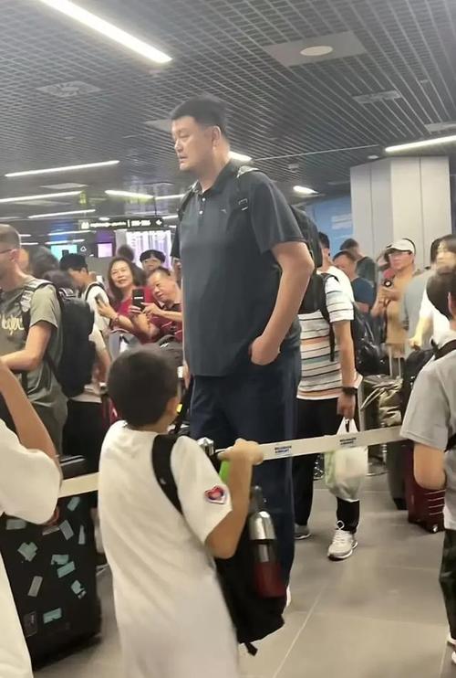 姚明现在还在公众视野吗？他最近的动向和工作是什么？