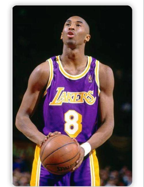 科比一生都在哪个球队打球？揭秘科比与湖人队的传奇故事。