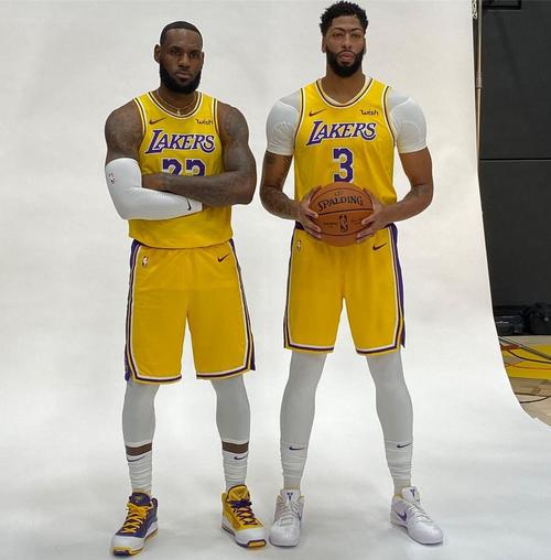 詹姆斯真实身高是多少?官方数据与球迷说法大比拼!