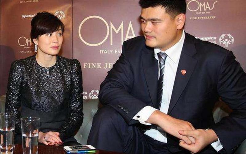 你知道姚明老婆叶莉有多高吗？答案绝对让你吃惊！