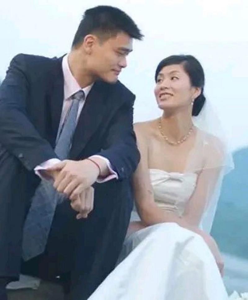 你知道姚明老婆叶莉有多高吗？答案绝对让你吃惊！