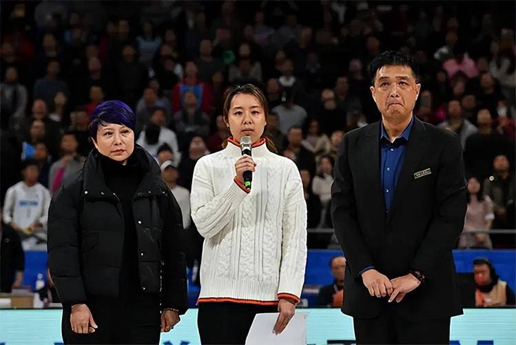 揭秘闵鹿蕾的家庭生活：他的妻子是谁？他们过得怎么样？