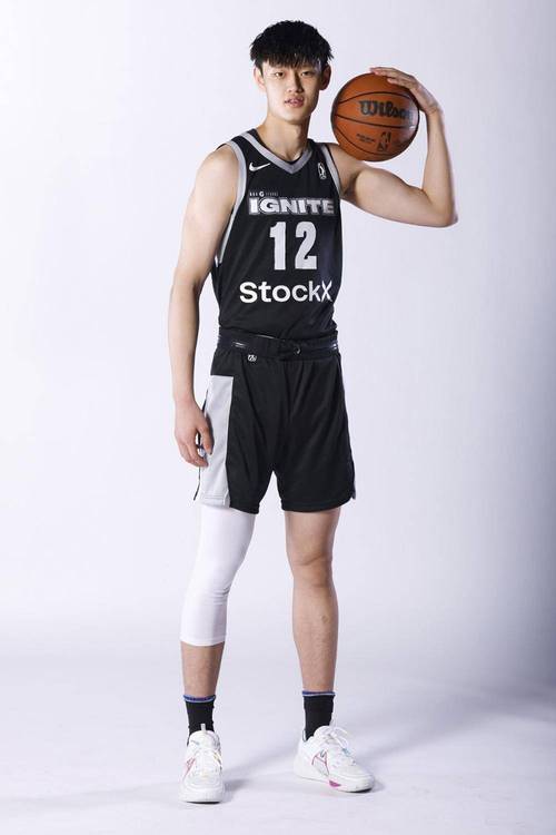 曾凡博的身高是多少厘米？深度分析他的篮球实力和未来