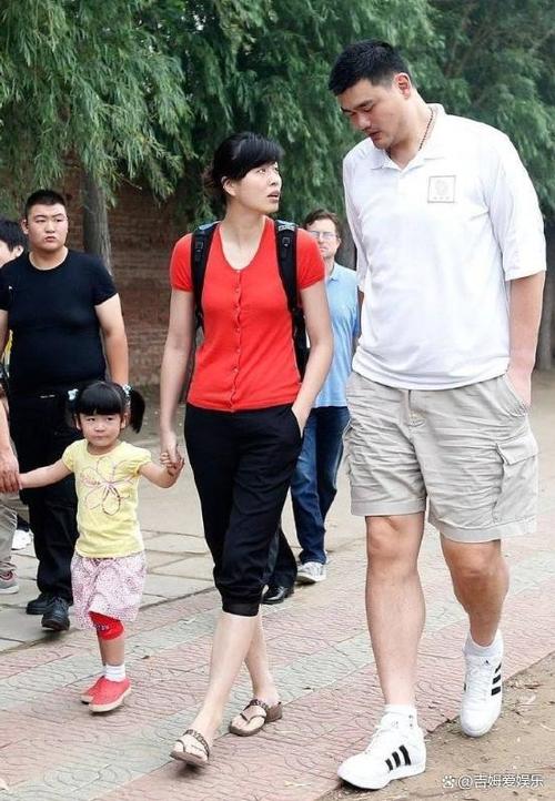 你知道姚明老婆叶莉有多高吗？答案绝对让你吃惊！