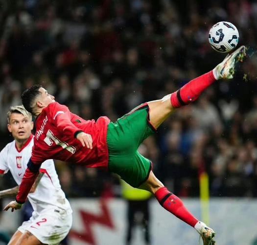 足球巨星巅峰对决：C罗VS贝利，谁是王者？