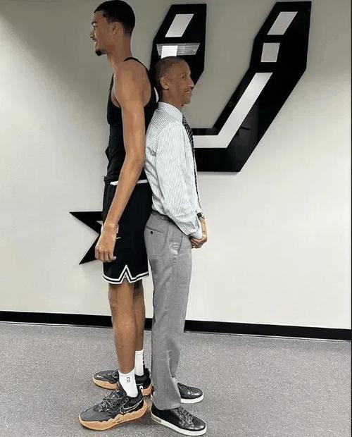 姚明的身高是真是假？2米26的姚明在生活中有多高？