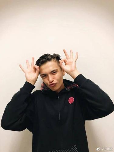 巴特尔儿子巴恩泽是混血儿吗？颜值和身高惊人！