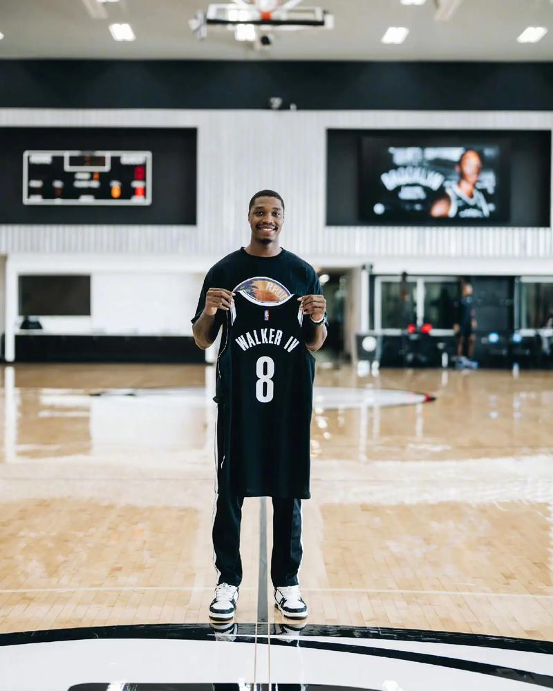 篮网8号球衣的主人是谁？揭秘崔永熙的NBA之旅
