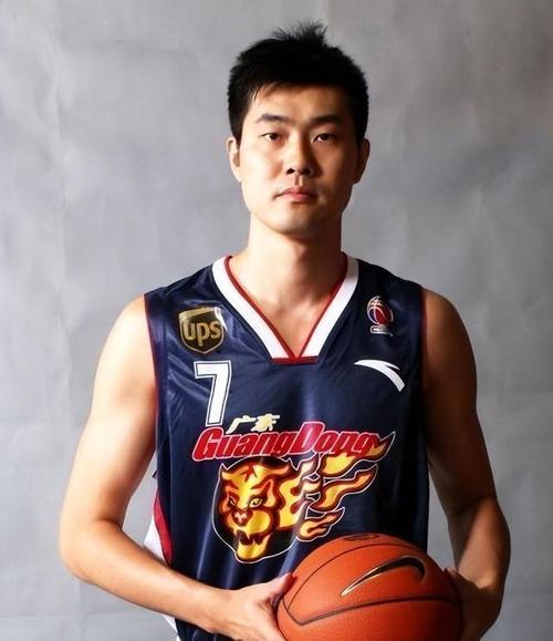 前CBA球星王仕鹏身高究竟多少？球迷热议不断