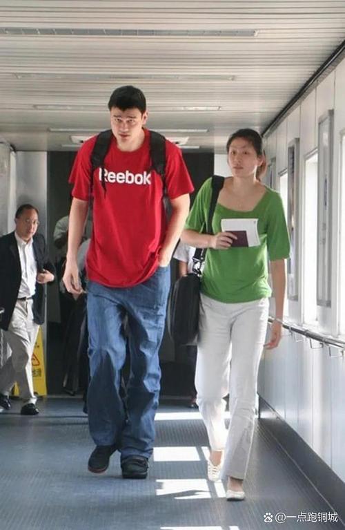 你知道姚明老婆叶莉有多高吗？答案绝对让你吃惊！