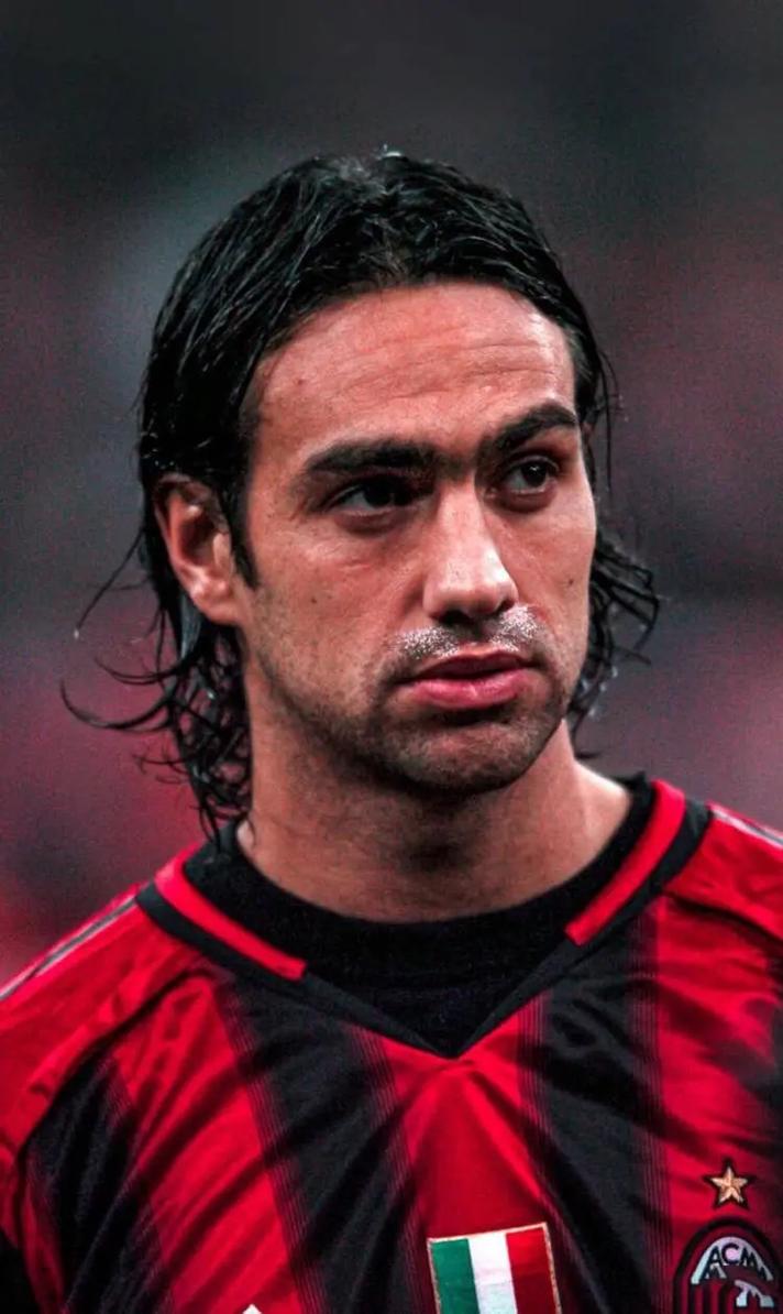 内斯塔的防守水平如何？看看他的巅峰表现