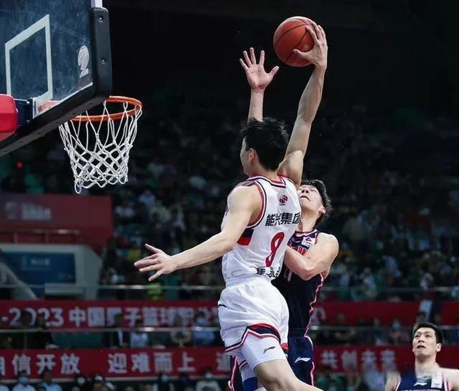 小前锋在篮球比赛中是几号位？详细介绍