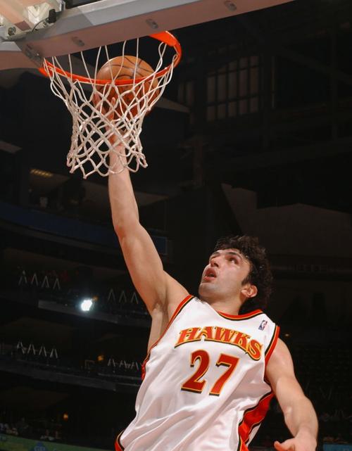 篮球巨星帕楚里亚的球衣号码是多少？