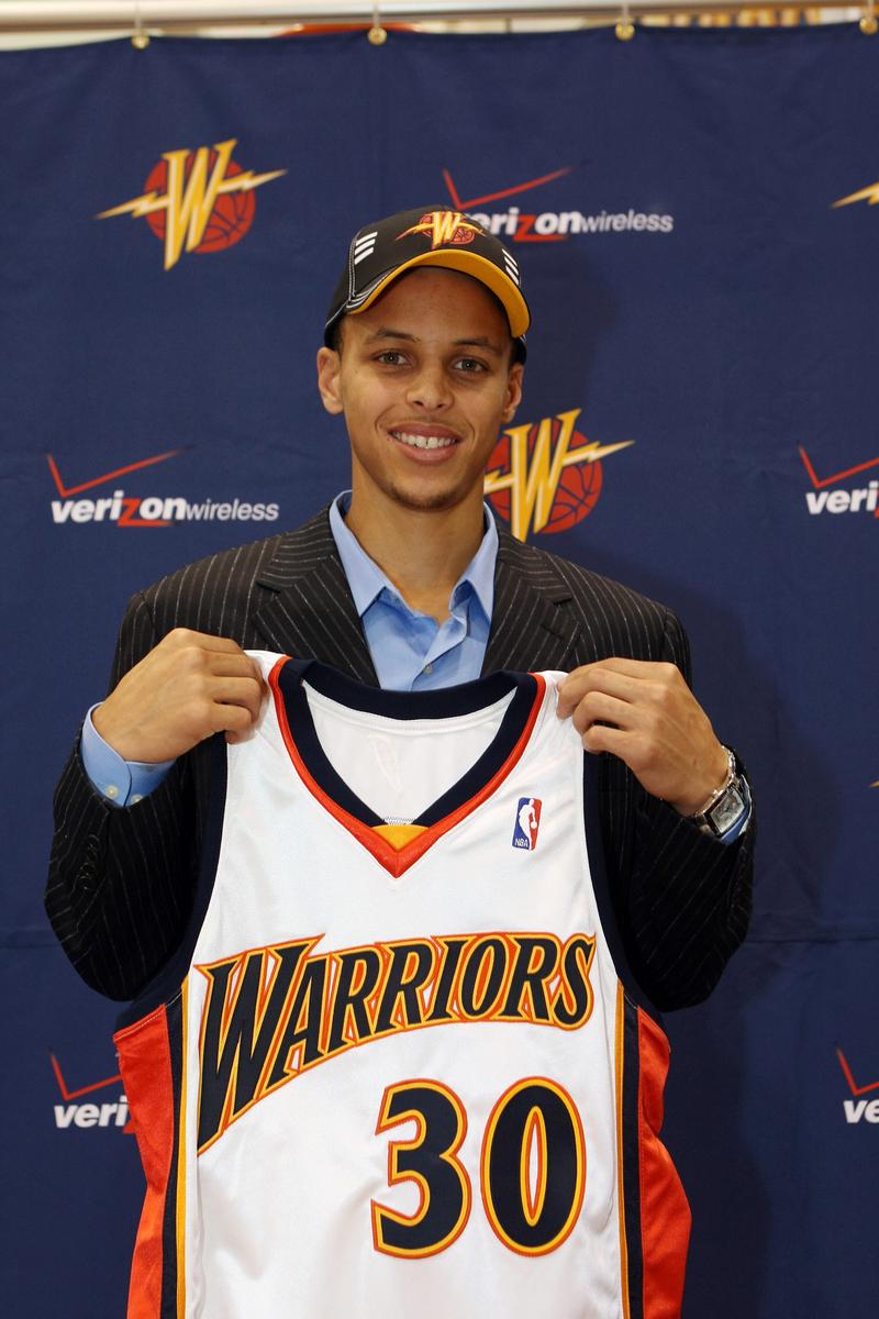 库里在NBA选秀大会中是哪一年被选中？他的选秀排名出乎意料？