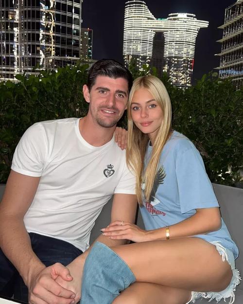 皇马球星库尔图瓦女友米歇尔身高多少?模特身材引关注