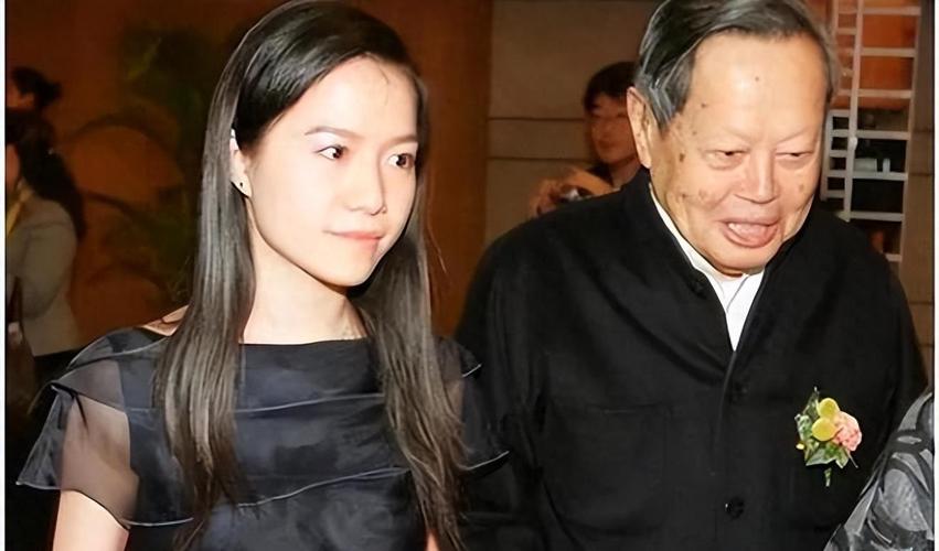 震惊！翁帆产下一子，孩子父亲身份成谜？