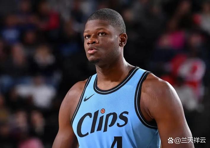 查克海耶斯多高？揭秘NBA最矮首发中锋的身高真相