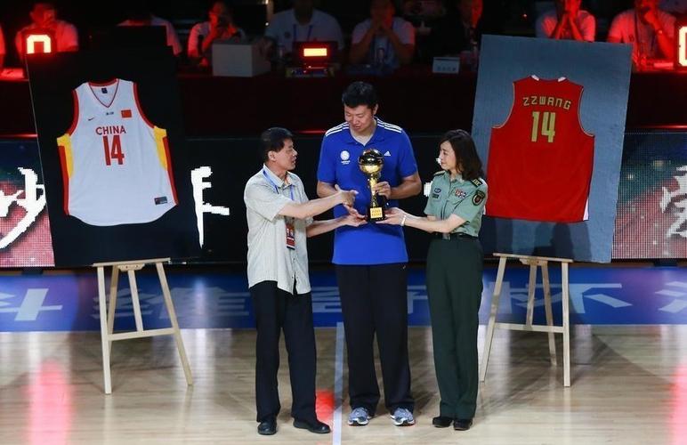 王治郅妻子身高曝光,这最萌身高差太可爱了