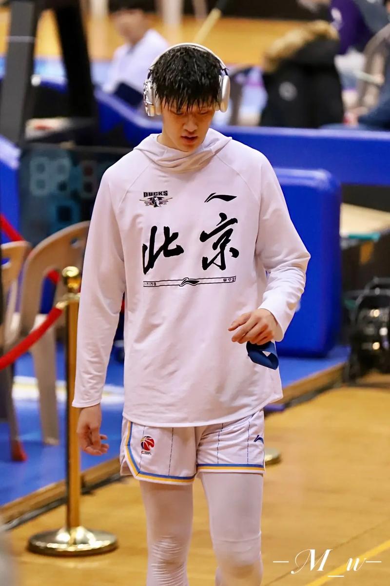 曾凡博的身高是多少厘米？深度分析他的篮球实力和未来