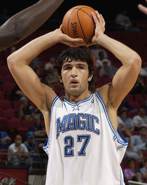 篮球巨星帕楚里亚的球衣号码是多少？