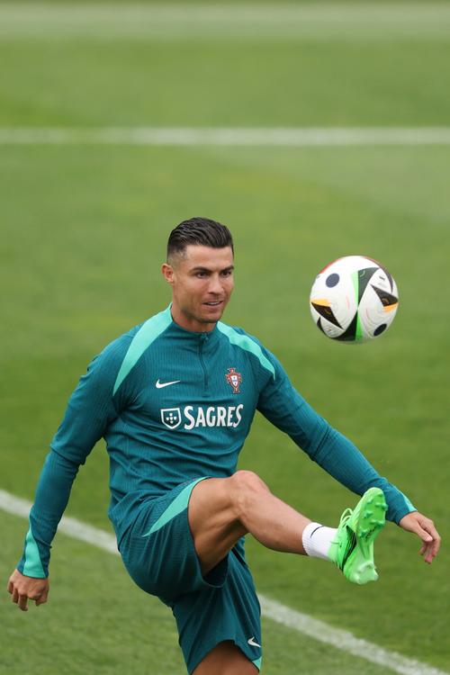 葡萄牙足球队长是谁？C罗依然是葡萄牙队魂！