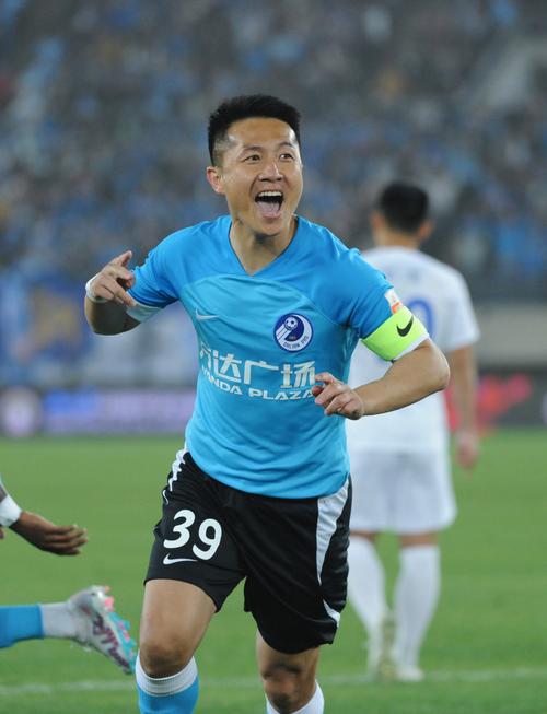 大连足球名将闫相闯退役了吗？职业生涯回顾