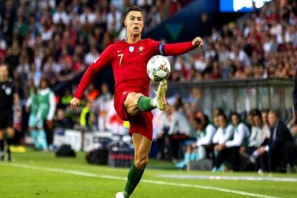 足球巨星巅峰对决：C罗VS贝利，谁是王者？