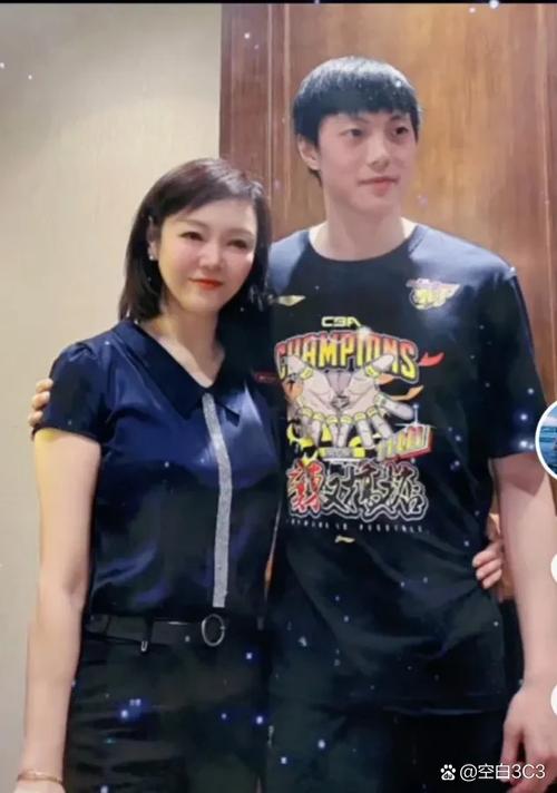 想知道胡明轩妈妈是谁？她到底有多厉害？