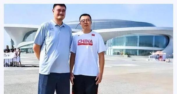 姚明的身高是真是假？2米26的姚明在生活中有多高？