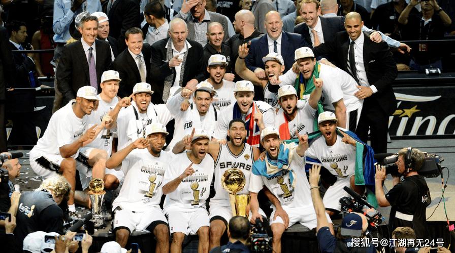 马刺拿过几个NBA总冠军？传奇王朝的兴衰，马刺五冠辉煌背后的辛酸！