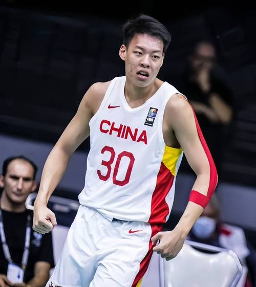 胡金秋身高是多少？揭秘中国男篮内线悍将！