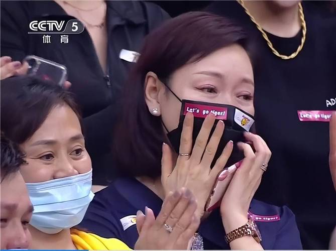 想知道胡明轩妈妈是谁？她到底有多厉害？