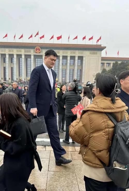 姚明现在还在公众视野吗？他最近的动向和工作是什么？