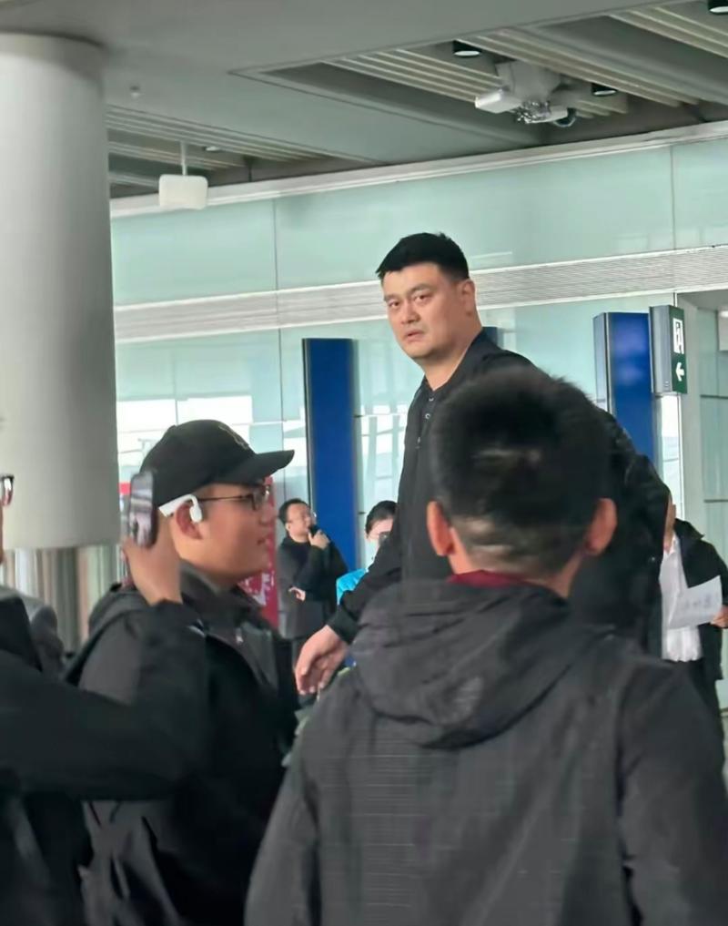 姚明的身高是真是假？2米26的姚明在生活中有多高？